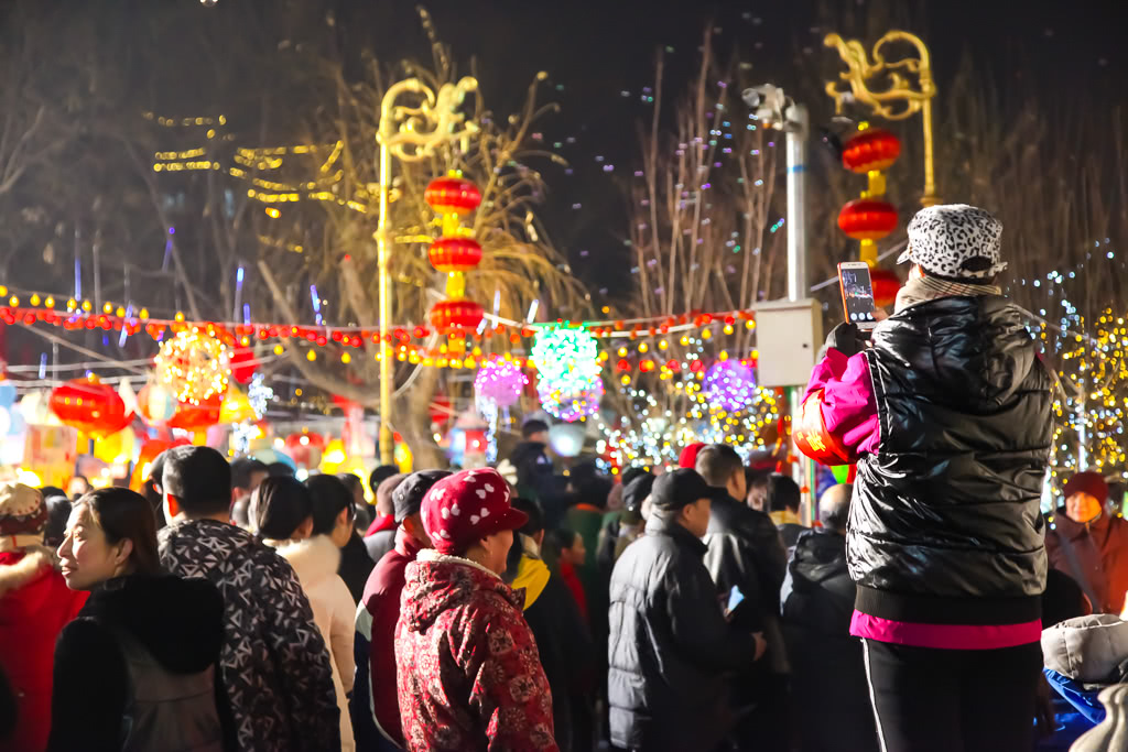 北京国贸周围元宵灯会场面火爆执勤人员彻夜坚守为游客保驾护航