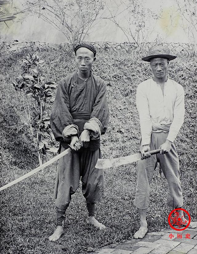 1895年老照片:杀人凶犯被锁拿 临刑前目光呆滞