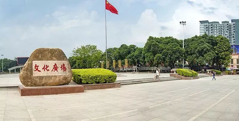 市文化广场,滨江公园,中山公园,4a级风景区桂平西山都位于市中心,出门