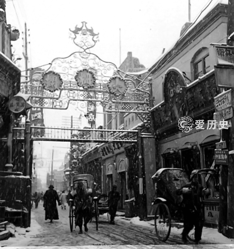 人力车夫冒着风雪经过大栅栏,将乘客送往各处.