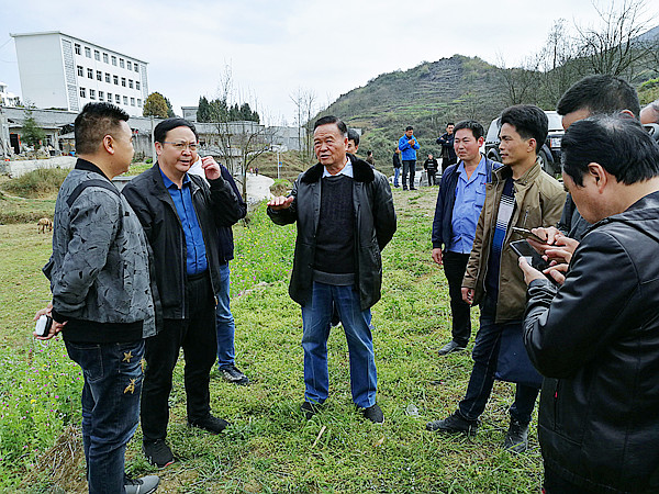 实地调研2月21日,州人大常委会副主任田大宝,黔西南州原副州长曾庆忠