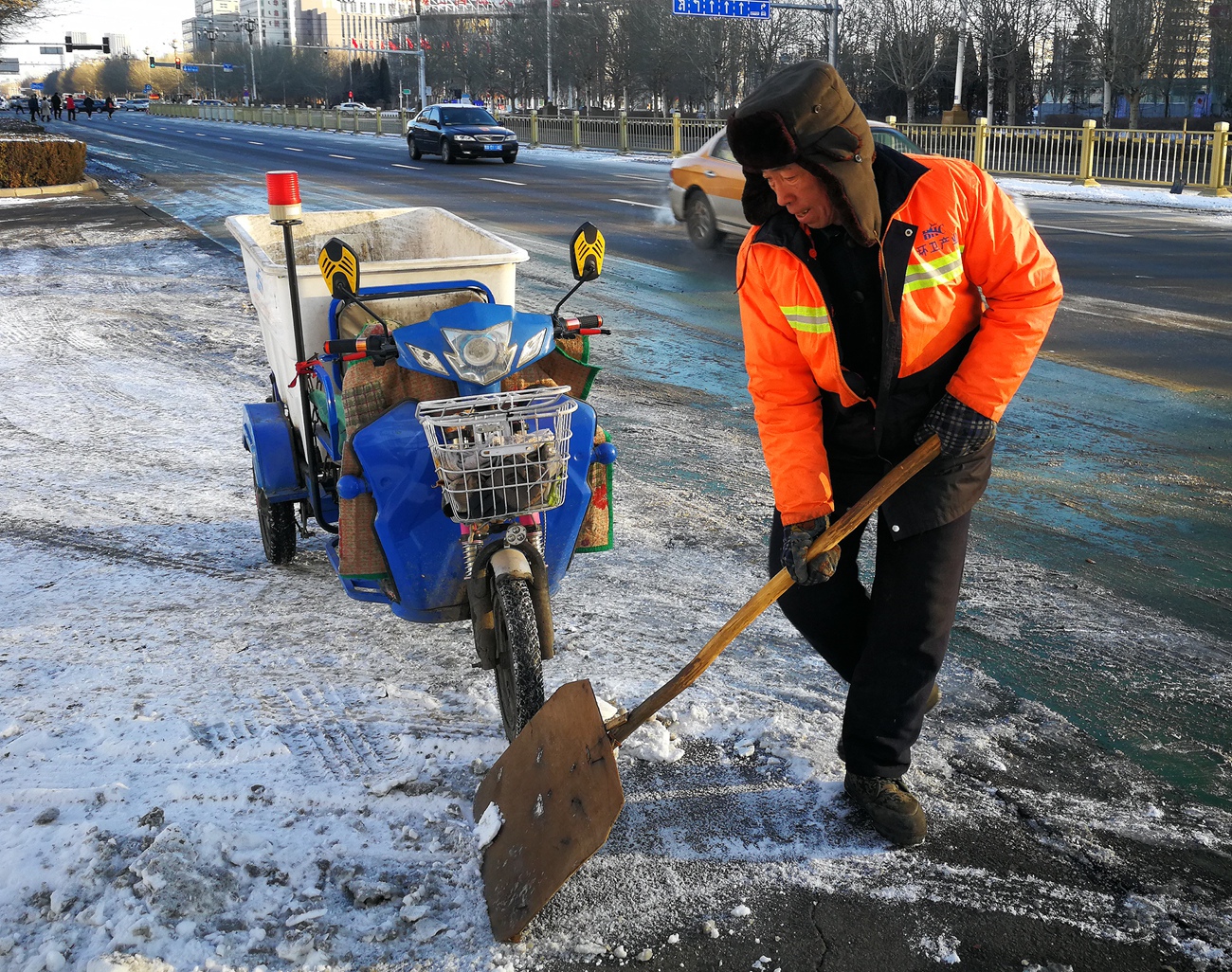 数百名环卫工人,连续两天在极寒天气下铲冰除雪