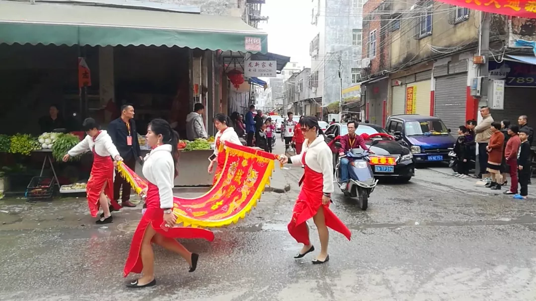 陆丰城隍老爷,夫人巡游!东海镇龙潭村现场帅哥靓女排成排,人山人海!