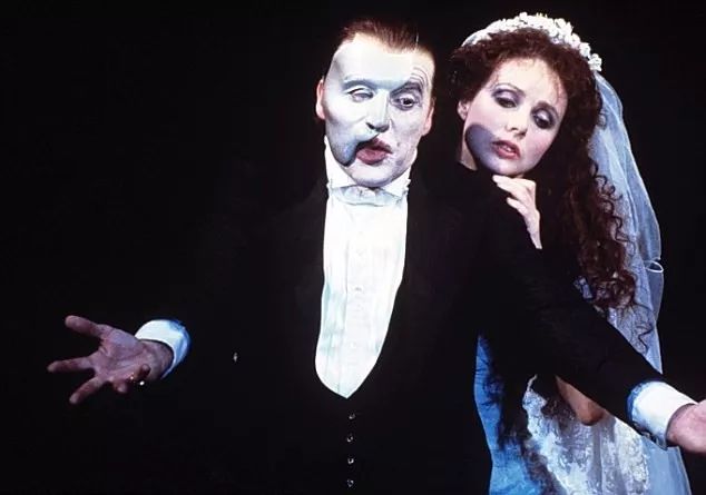有人说,《歌剧魅影》是安德鲁·劳埃德·韦伯写给莎拉·布莱曼的"