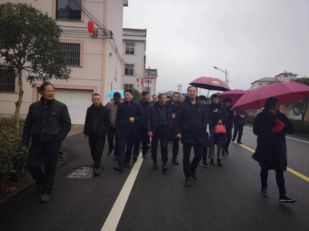 早谋划早布置早行动佐村镇组织户主外出参观学习最美村