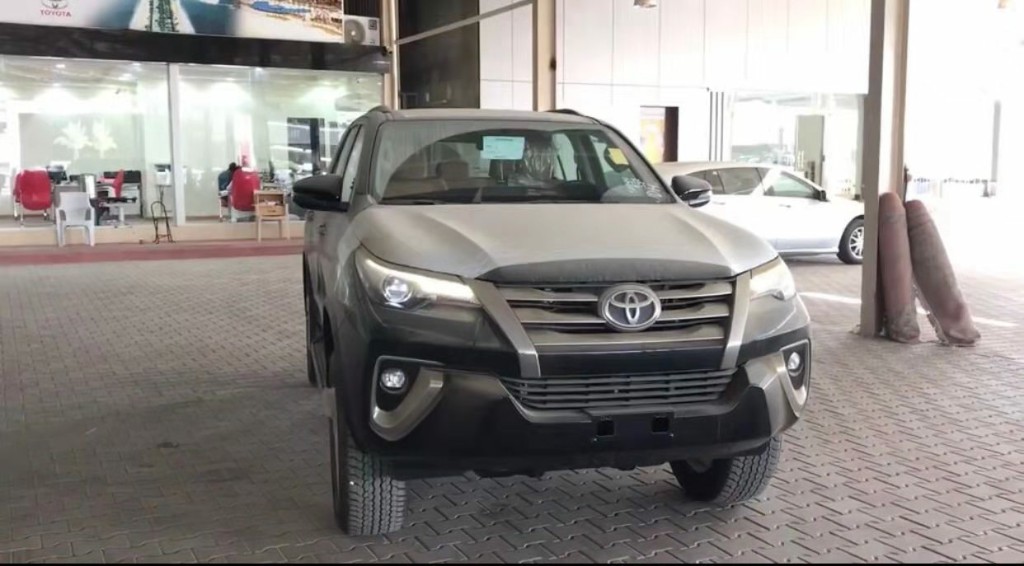 2019款丰田奔跑者fortuner4x4霸气到店实拍霸道外观吸粉无