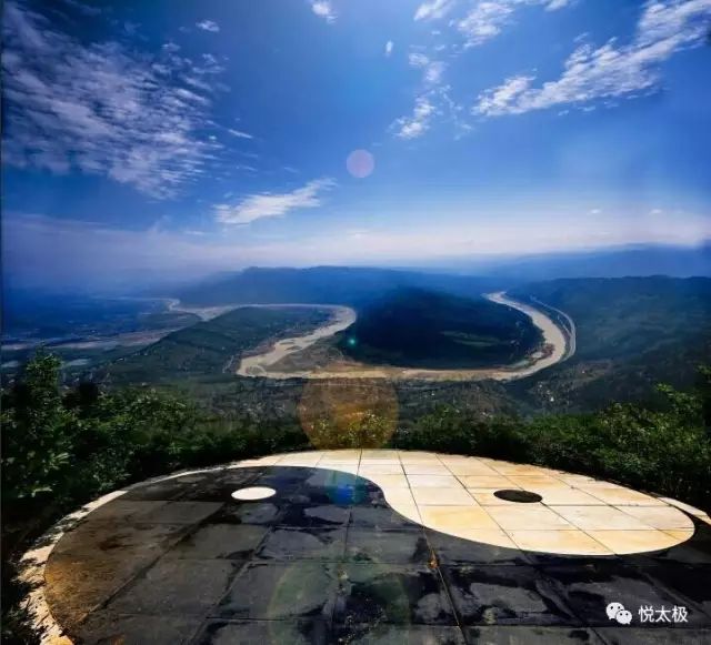 丹江口市石鼓镇太极峡风景区,山体上有一个大大的太极八卦图.