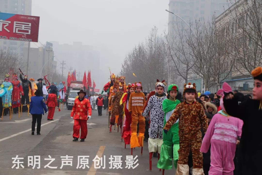 实拍:东明全城轰动,街头的踩高跷,佛汉拳,旱船表演.