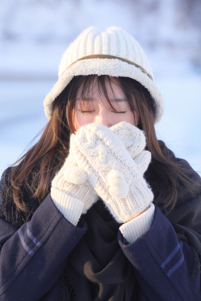 秦岚冬日雪地意境写真,开心的就像个小姑娘