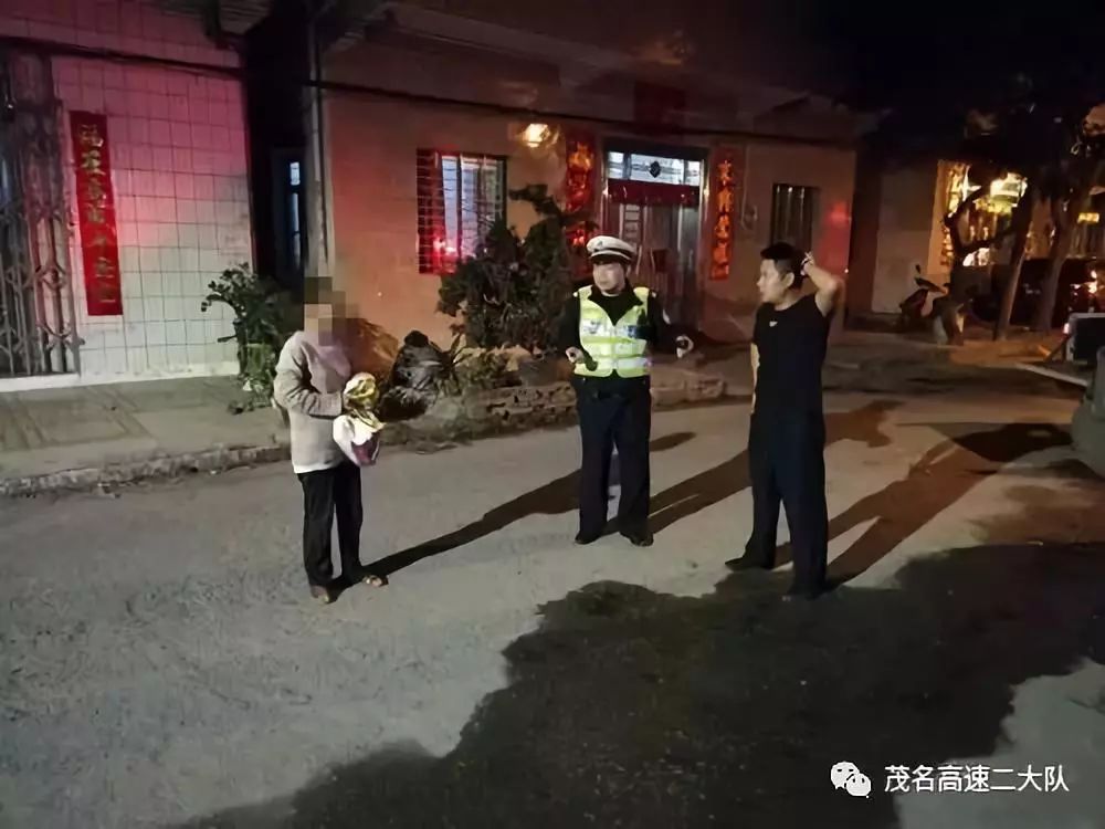 三角圩一妇女骑单车上包茂高速,被交警送回家!