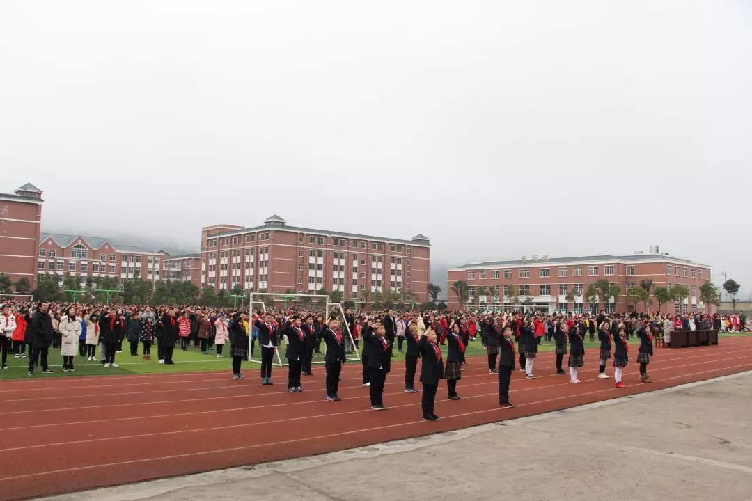 逐梦前行放飞梦想利川清外小学部2019年春季开学典礼暨颁奖仪式