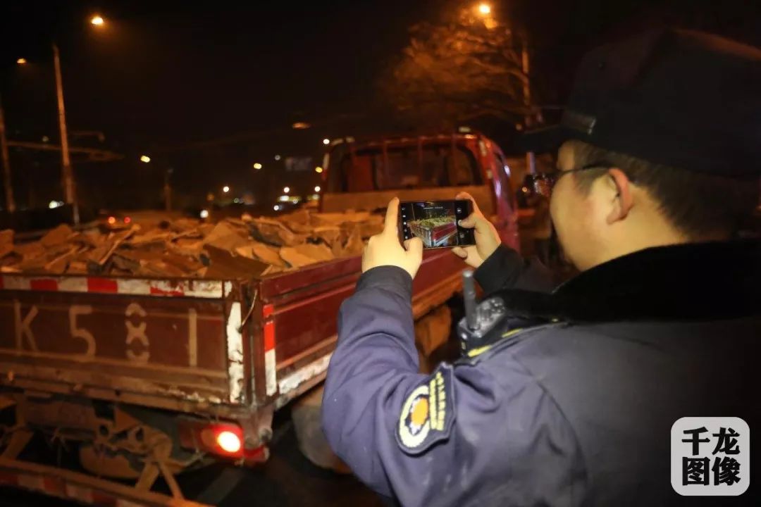 北京多部门联合夜查 裸奔 建筑垃圾车,并倒查源
