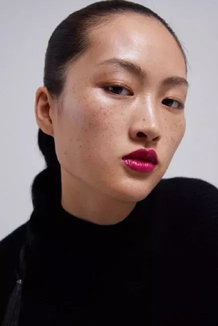 最近zara发布了一组全球彩妆广告,国模李静雯参与拍摄入档.
