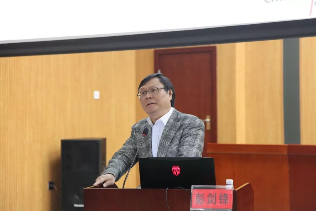 中国人民大学教授"华为基本法"主要起草者之一彭剑锋教授作"拼搏创造