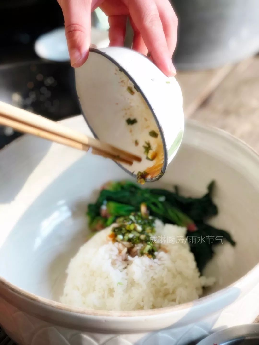 跟着节气过日子雨水节气便当菠菜饭团