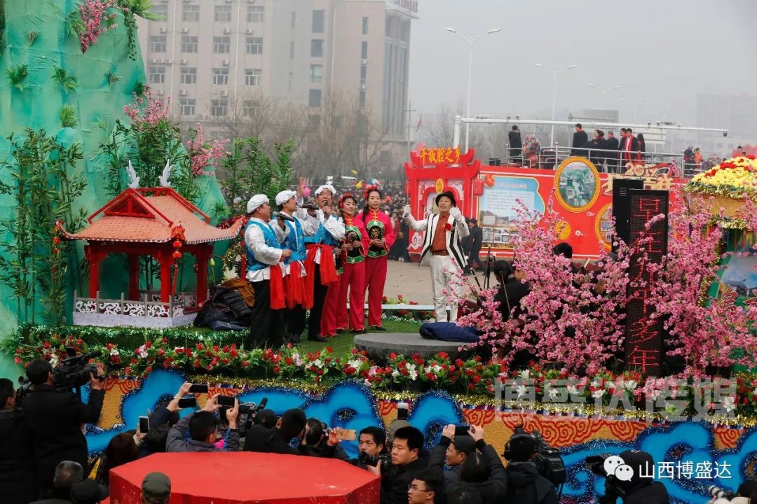 小曲的余音还在耳旁回荡,最精彩的节目——固镇干板腔表演团队在众人