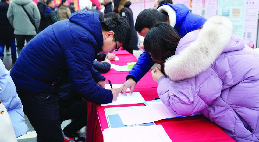 kb体育《今日句容》头版头条——福地名城涌春潮 扶贫就业助发展(图3)