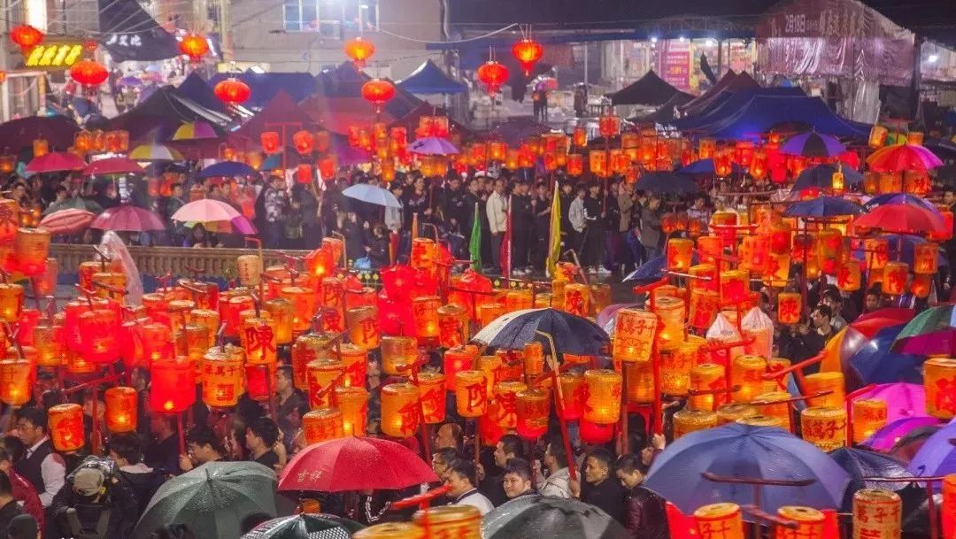 大长陇的万人贺灯 但每看到这个场景都会震撼 仍能感受到那份激情