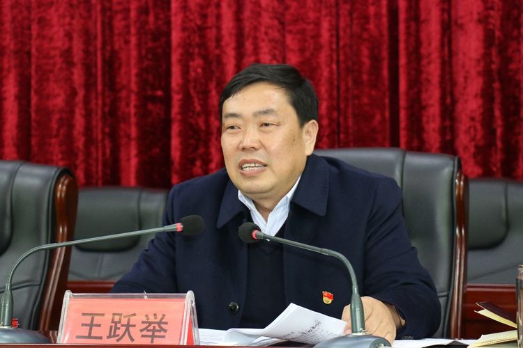 巩义市产业集聚区管委会副主任,回郭镇党委书记王跃举作重要讲话.