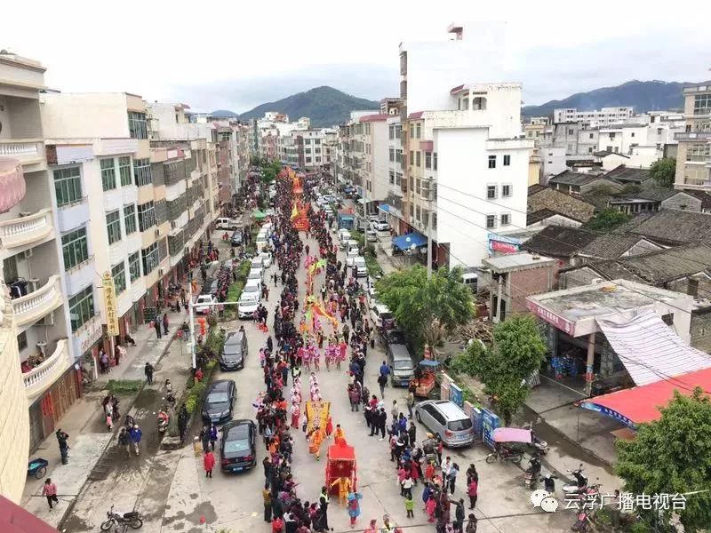 传统文化旅游活动典礼暨艺术巡游 在连滩镇精彩上演 现场人头攒动