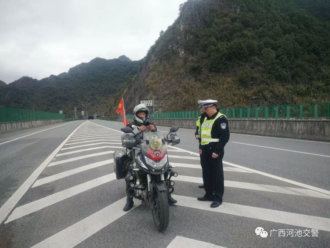 事发都安高速路段,摩托车在高速上疯狂超车,过路司机看不下去