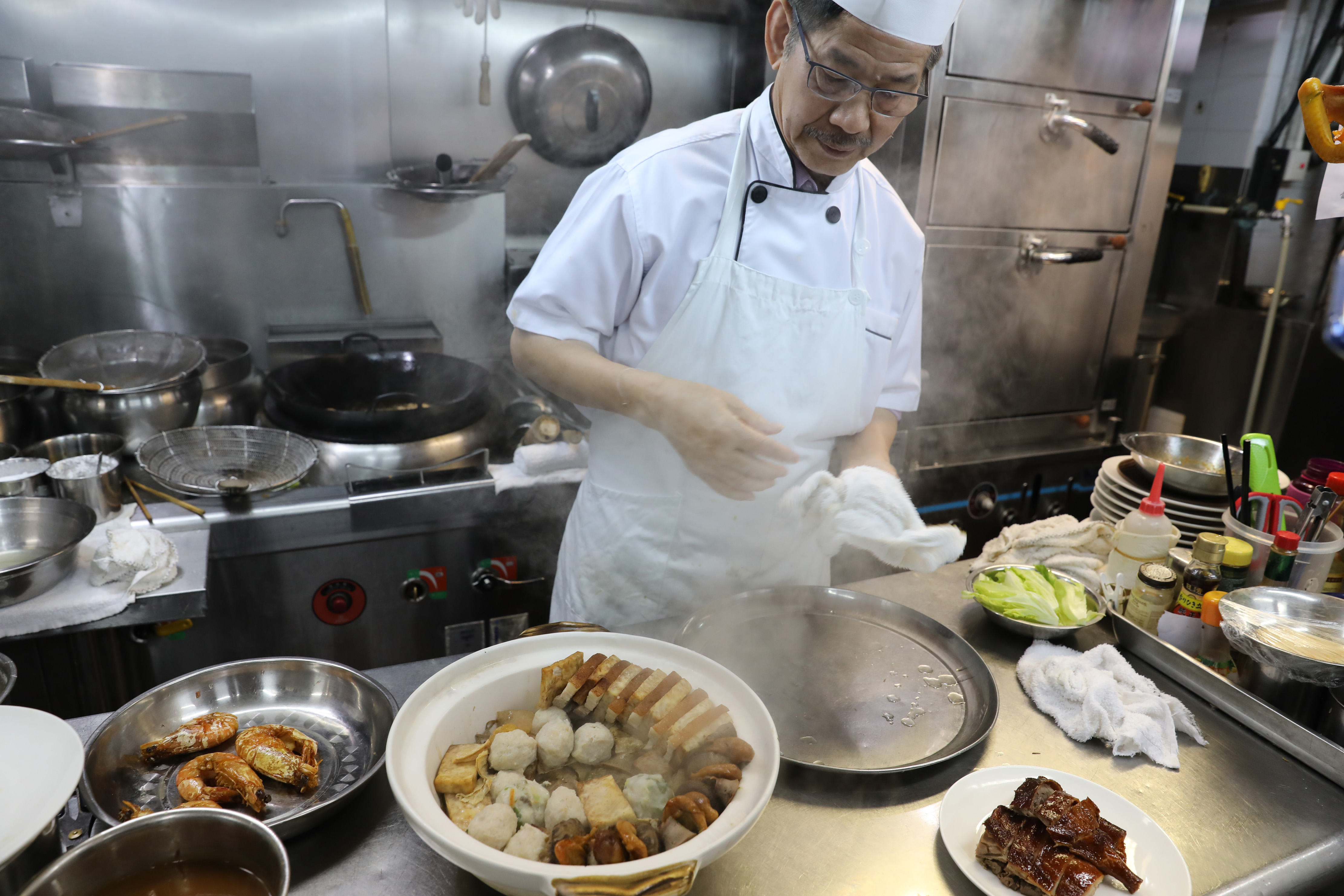 香港名人坊总厨郑锦富在烹饪(1月26日摄.