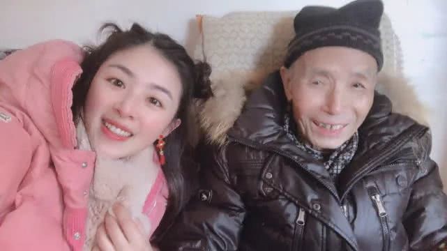 原創 當家人患上老年癡呆症：陳妍希與外公對話心酸，他父親殺祖父母後自殺 娛樂 第1張