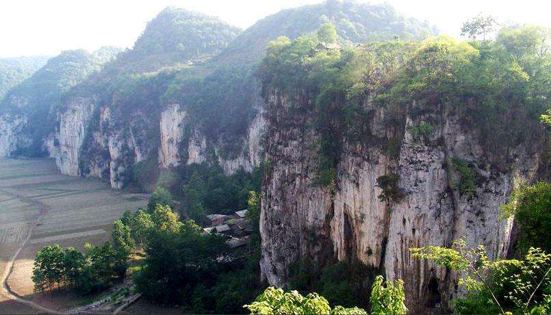 贵州织金县营上古寨:因躲避土匪而建在悬崖上,被誉为象背上村庄