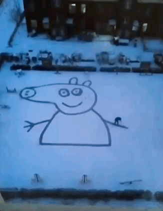 天还没亮,就冒着严寒跑到雪地里,画了一个巨大的小猪佩奇!