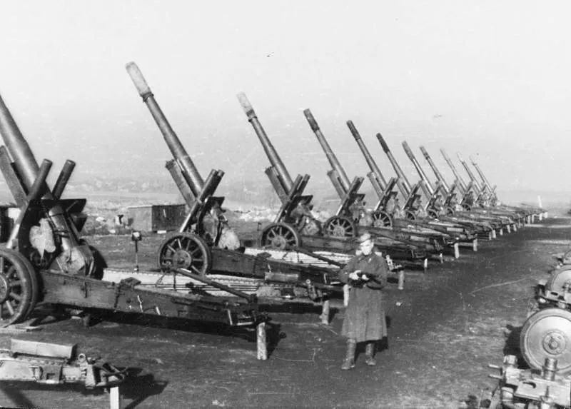红军的主力野战榴弹炮是122mm的a-19和152mm的ml-20,这两种火炮在