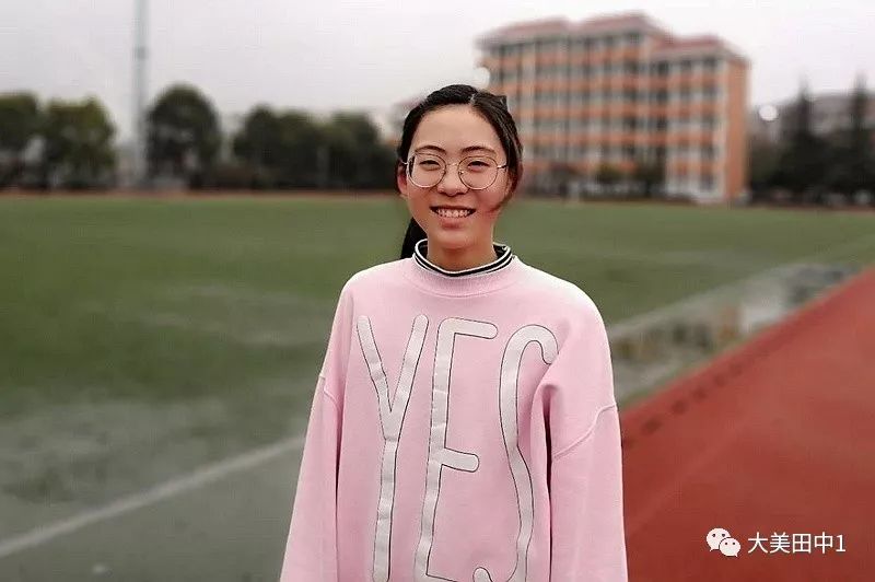 谢雨涵同学 在第九届泰州市市直学校田径运动会上获得女子跳远,三级