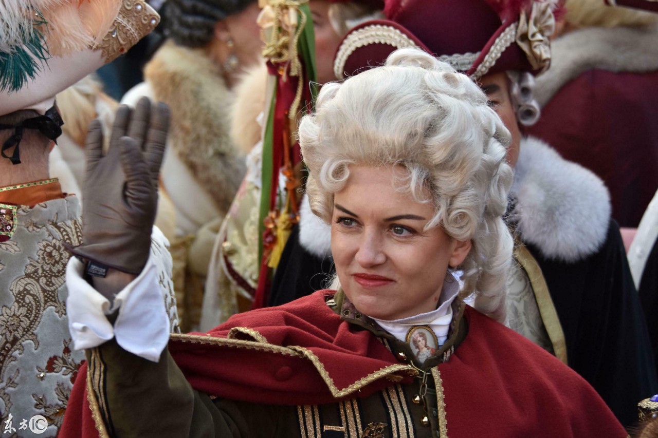 2019年威尼斯狂欢节开幕,游行人群戴面具、穿