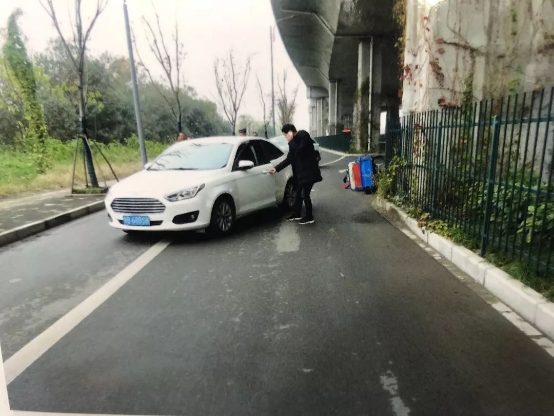 【"慈小法"晓法】慈溪高架下转弯口发生车祸,70岁老人