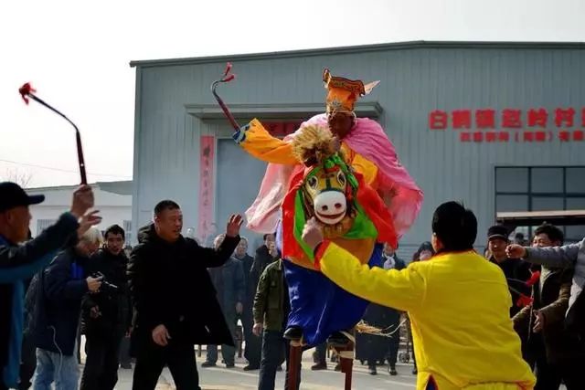 大头娃娃骑竹马踩高跷洛阳孟津赵岭高跷真精彩