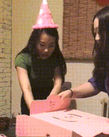 爆笑gif圖：女生，你這個生日蛋糕很特別，一塊大磚頭 搞笑 第3張