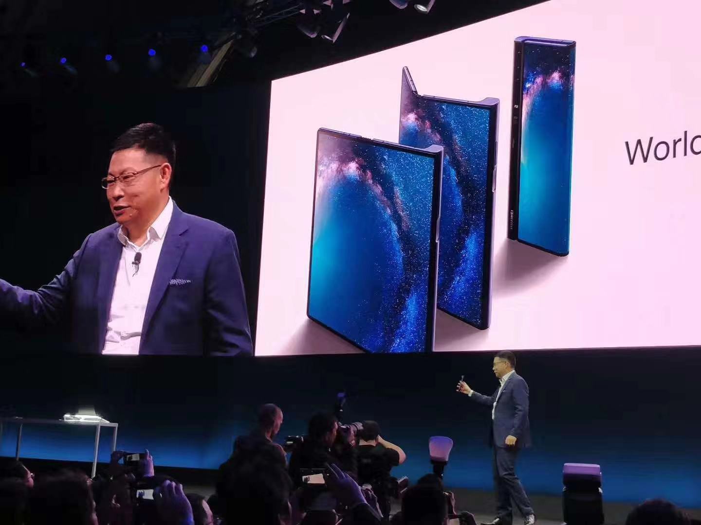 华为首款5G折叠屏手机Mate X发布 售价高达1