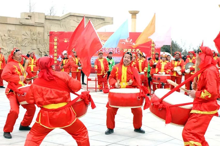 锣鼓反过来是什么猜成语_看图猜成语:仔细看图,答案很容易搞错!