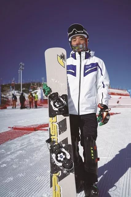 去年的平昌冬奥会上,由田径改项雪车的邵奕俊成为