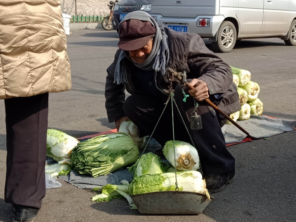 农村78岁爷爷卖白菜,单膝跪地摆摊,日入36元满足笑得像个孩子般