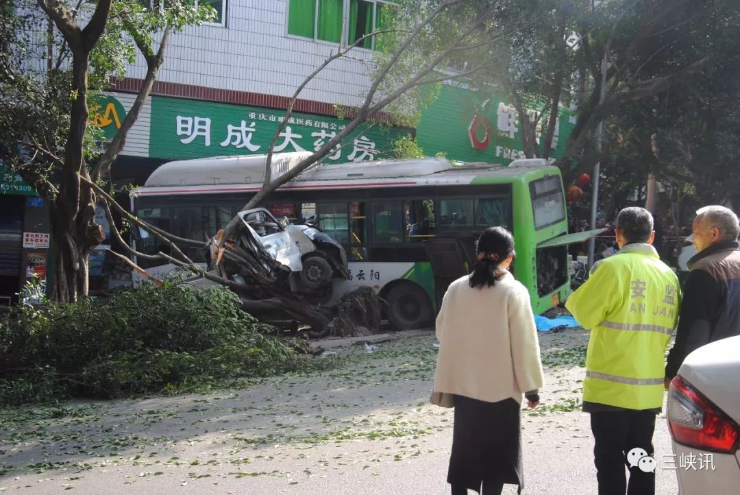 云阳县盘龙街道永昌路发生一起交通事故