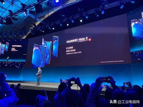 华为发布首款5G折叠屏手机 售价1.75万元有望