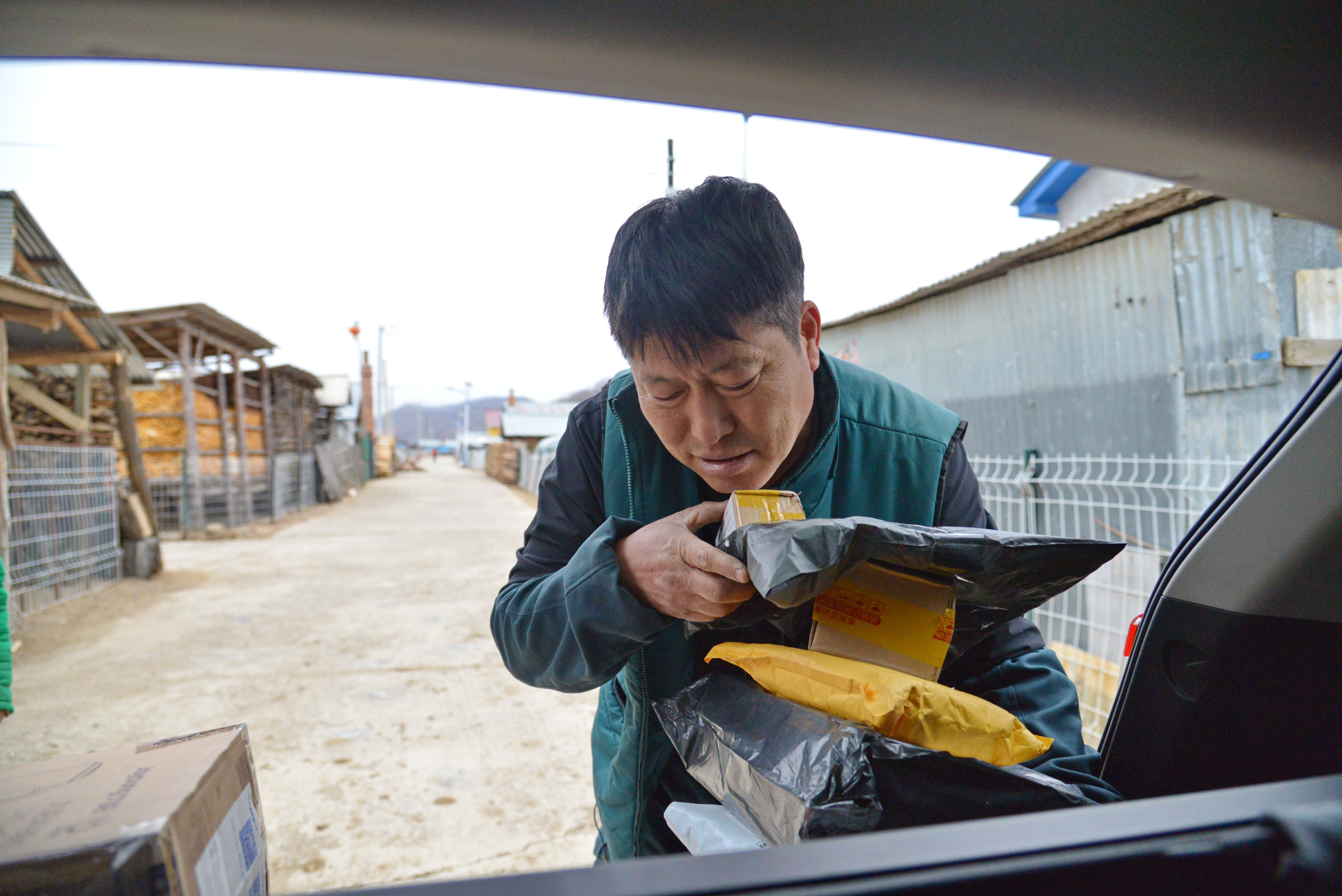 在珲春市春化镇,金仁哲在打包邮件(2月19日摄.