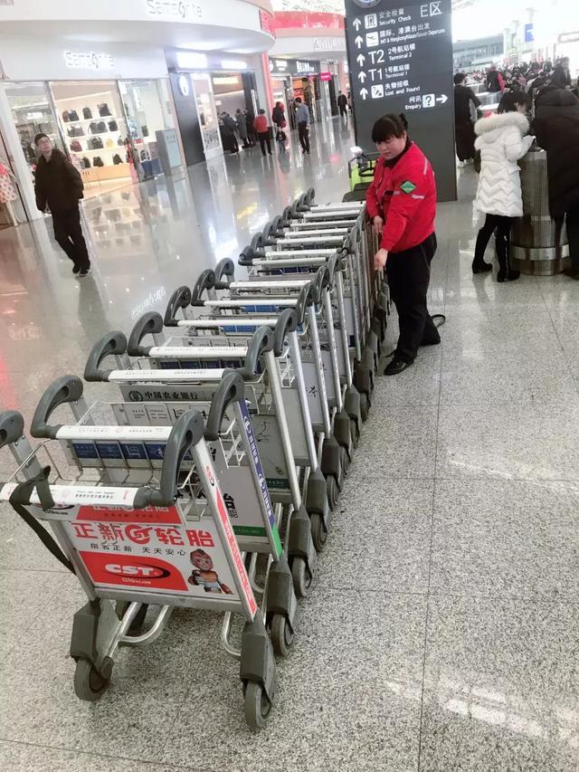 西安机场:行李手推车员工助力春运保障