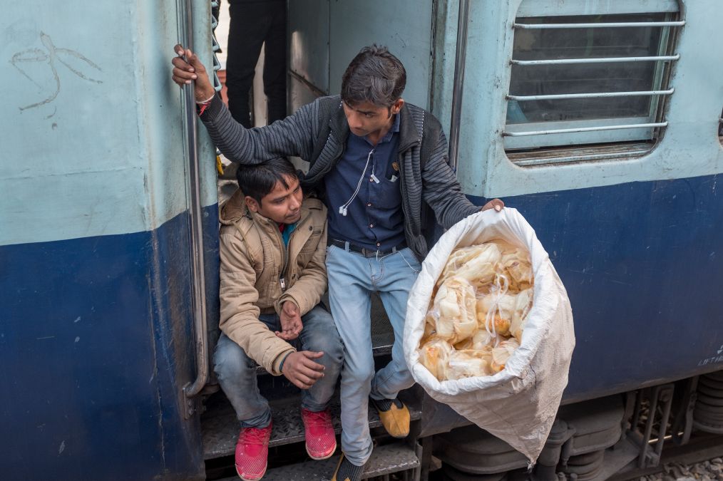 原創
            印度旅行火車站實拍：火車上並沒有掛人，倒是不少猴子在車頂亂竄 旅遊 第11張