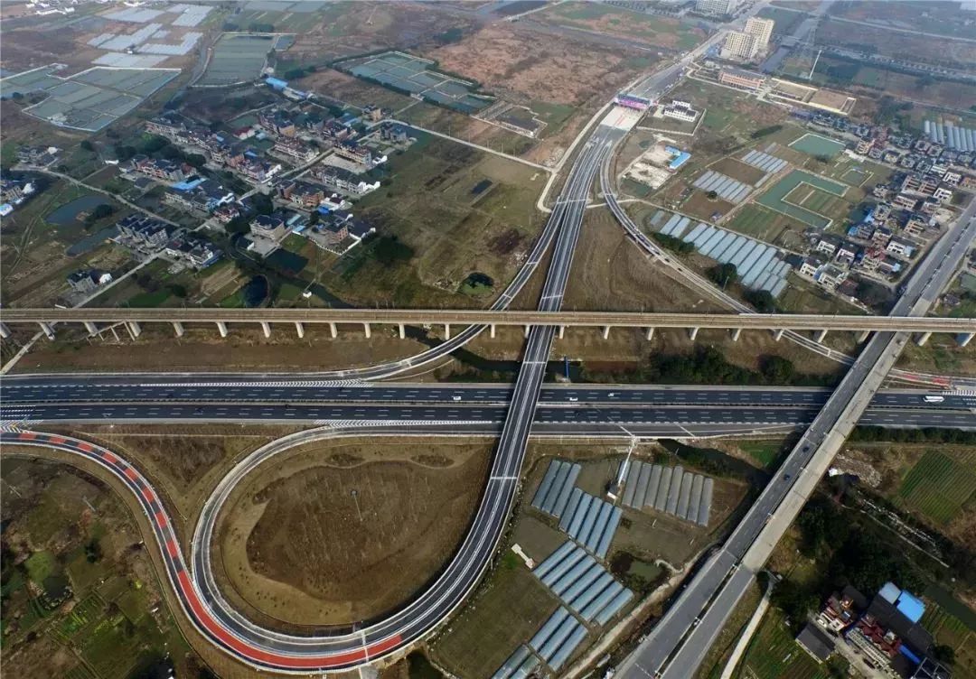 杭浦高速许村段 杨立超/摄此外,海宁还要在公共服务上与杭州接轨.