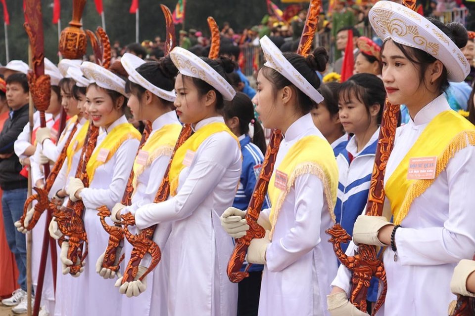 越南此省渔民每年举行盛大庙会祭海,祭祀时必须有23名女生当卫兵