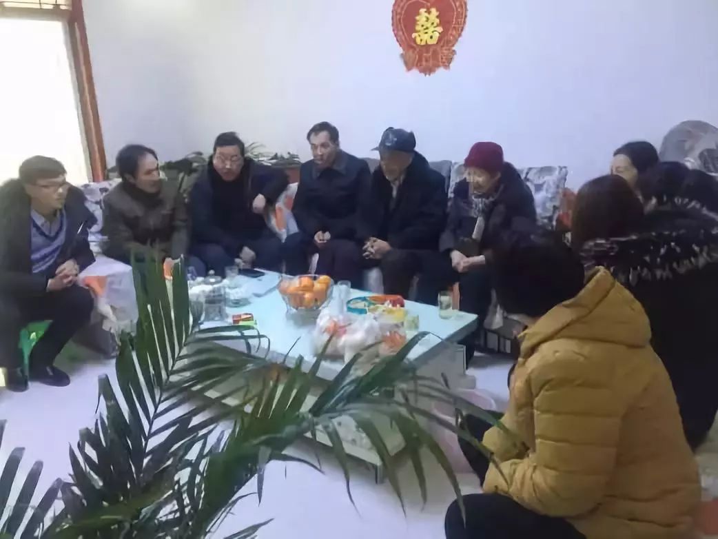 工委书记王逢伟全家21口人,在86岁的父亲王占先的主持下召开家庭会议