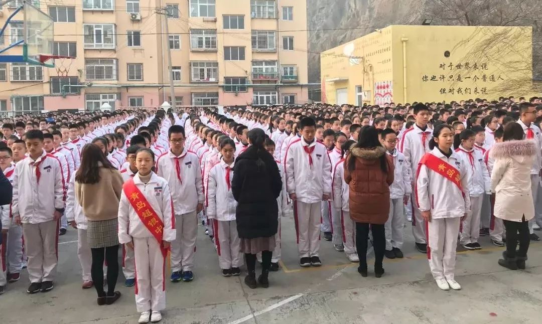 清晨,超银中学(广饶路校区)的师生迎来了新学期的开学典礼.