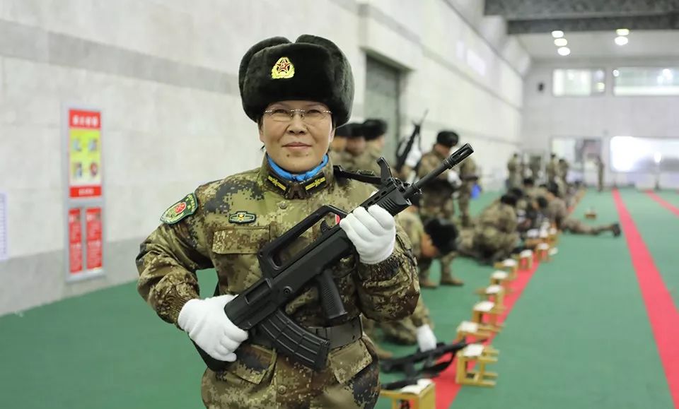 陈芳正在练习握枪姿势.