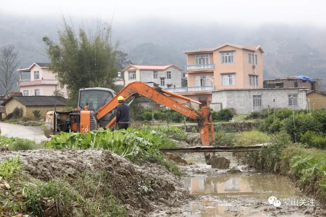 2月20日,在蒙山县新圩镇谢村村,挖掘机正在清除灌溉渠道的淤泥杂草.